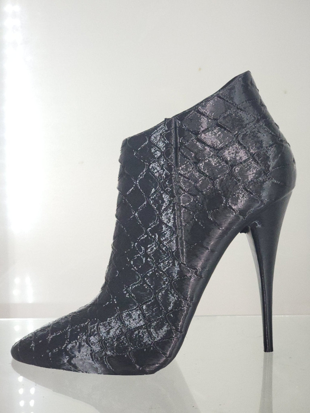 Glam High Heel Brush Holder – Stylish Makeup Organizer - RFE Marketing Ventures