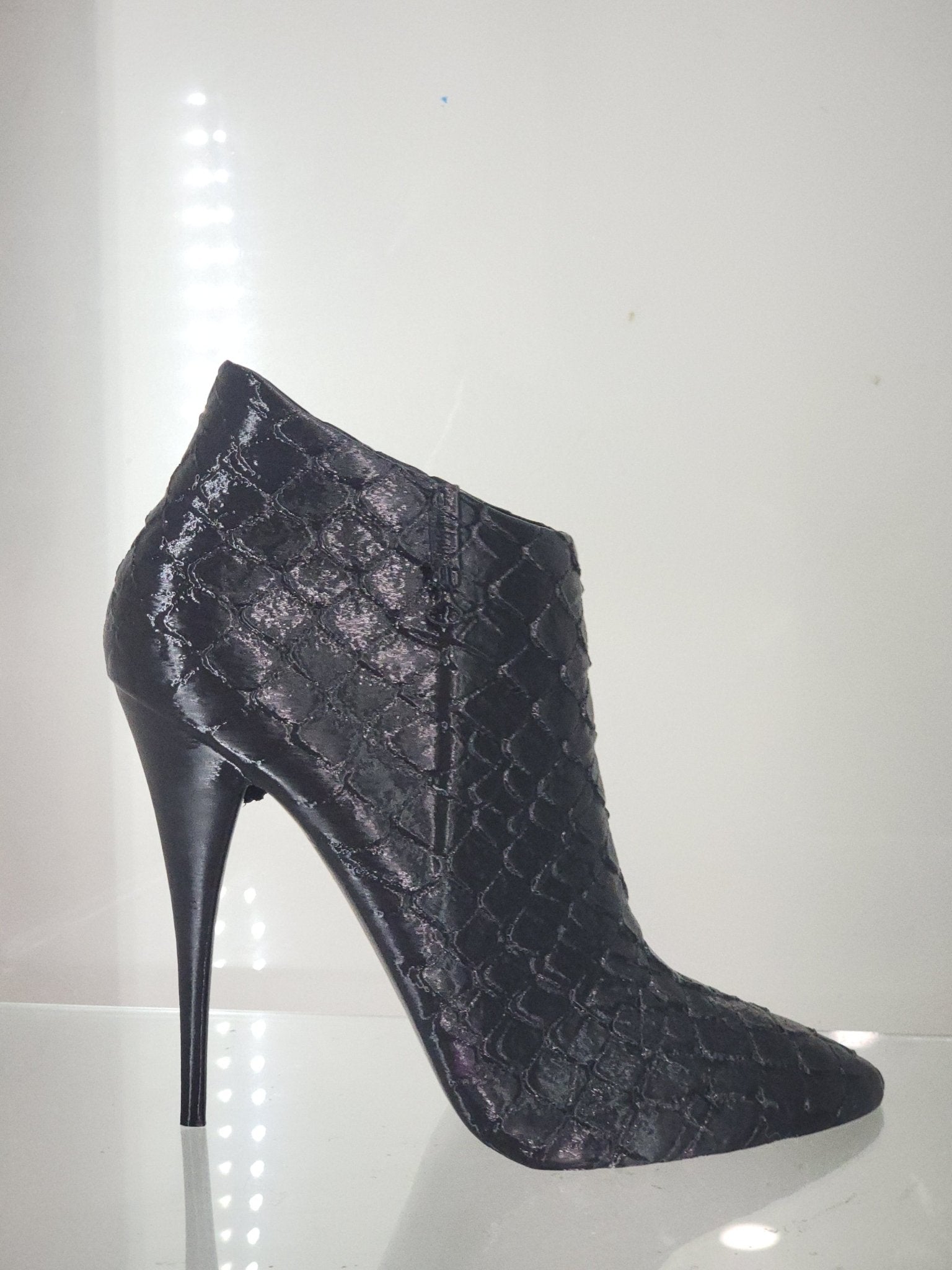 Glam High Heel Brush Holder – Stylish Makeup Organizer - RFE Marketing Ventures